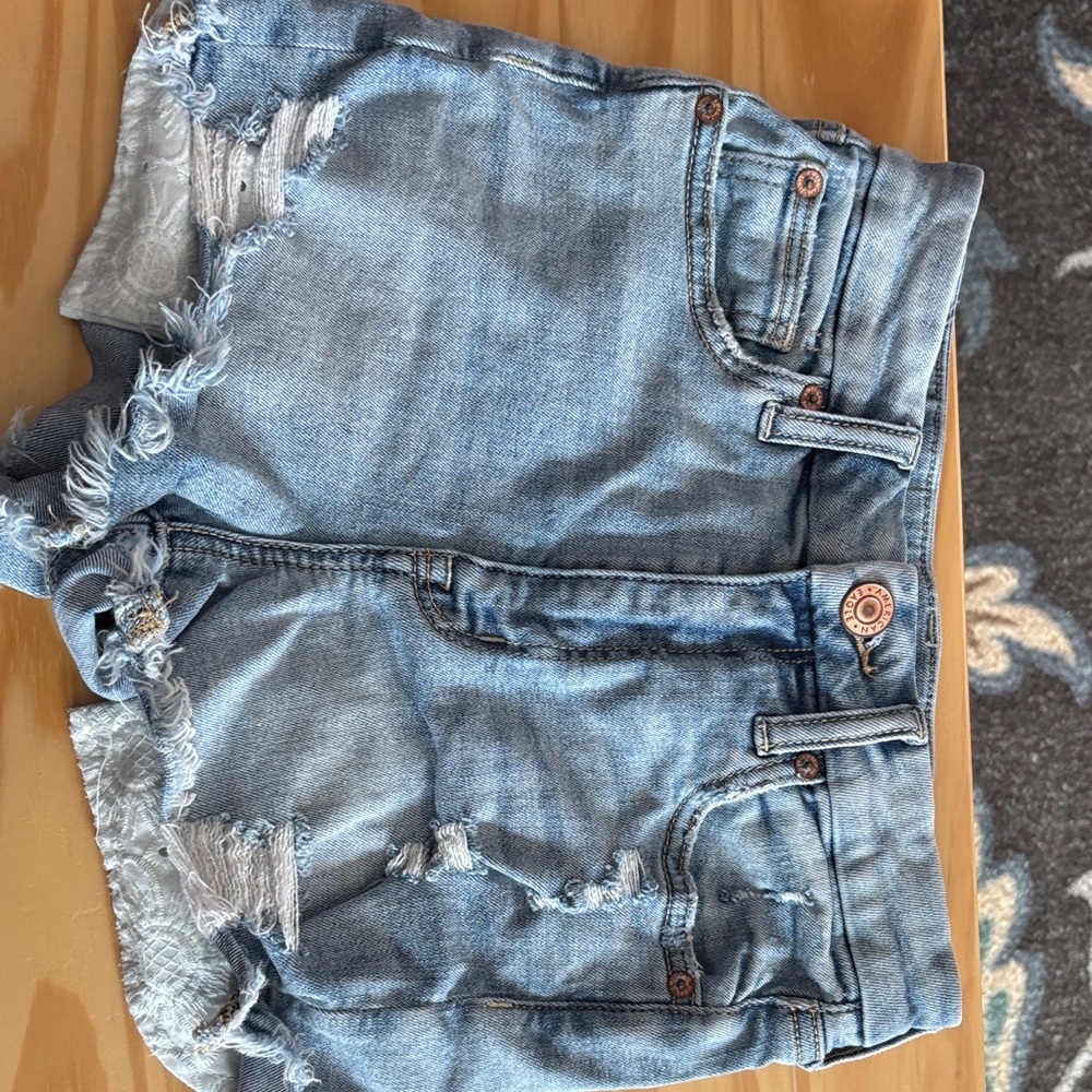 American Eagle Light Wash Distressed Women’s Denim Shorts with embroidered